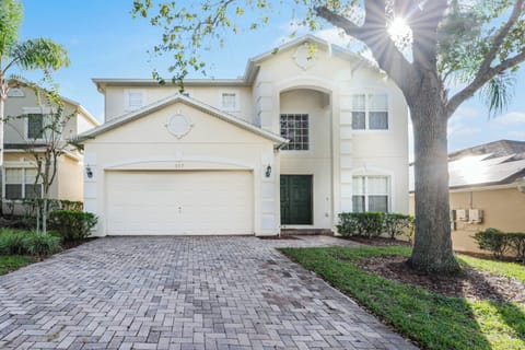 Beautiful 4 bed 3 bath villa located in Highgate at Legacy Park