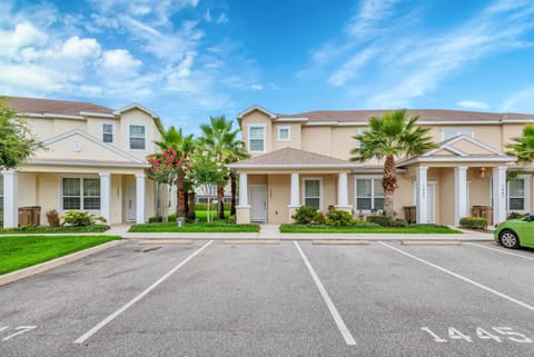 Beautiful 3 bed 3 bath townhome located in Serenity