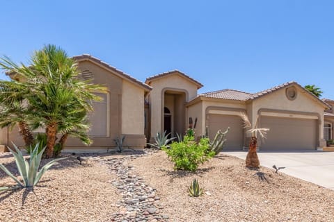 Large Home in Lakeside Subdivision of Estrella Mtn Ranch - Easy walk to Lakes, Parks &amp; Golf Club