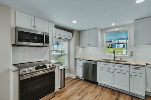 Main House (downstairs): Fully equipped kitchen with stainless appliances