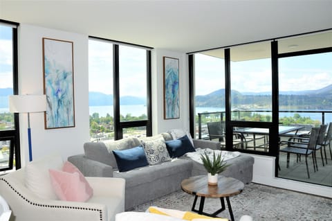 Living room wrap with lake view