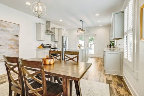 Modern dining room to enjoy a meal in family!