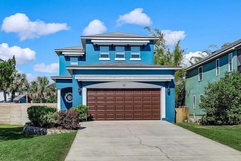 Casa Azul a family-style home waiting just for you. It is within walking distance to the Historic Downtown and our beautiful white sand beaches here in St. Augustine.