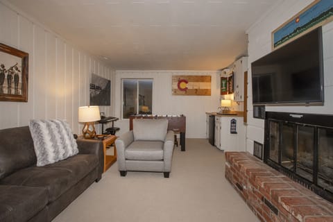 2nd Family / Living Room