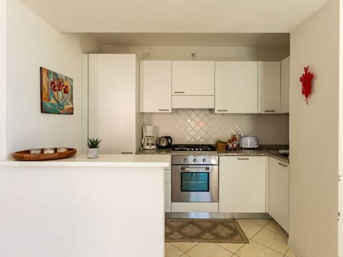 Sky, Mountain, Daytime, Building, Plant, Natural Landscape, House, Vegetation, Highland, Tree