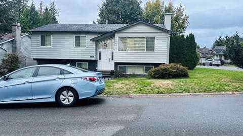 Bright1 BR suite w/ free parking & wifi & Netflix & all basic amenities House in Surrey