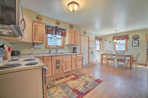 Kitchen | Toaster | Paper Towels/Trash Bags Provided