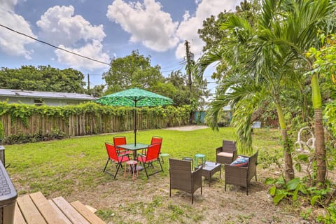 Miami Vacation Rental | 2BR | 1BA | 2 Steps Required for Access | 750 Sq Ft