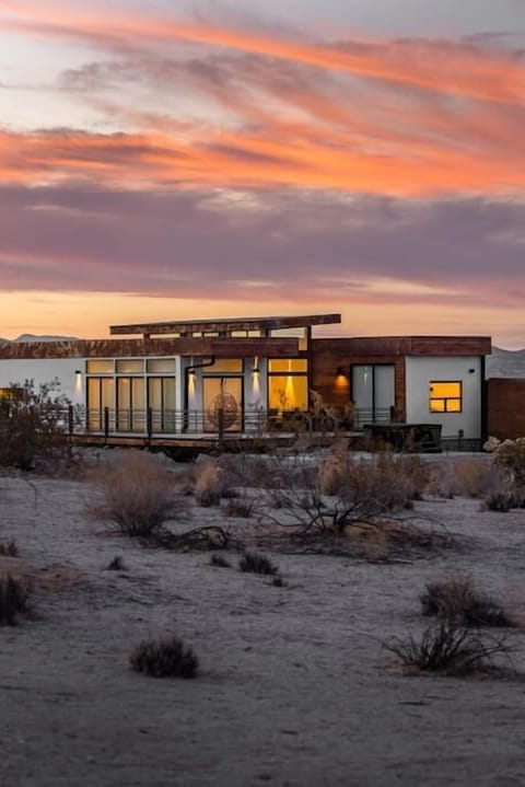 Experience luxury and breathtaking desert views from this modern oasis nestled on the edge of Joshua Tree National Park. Wake up to stunning sunrises over ancient boulders and enjoy panoramic valley vistas.  All just minutes away from downtown JT!