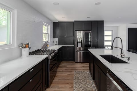 Large kitchen (ice maker currently out of order, but ice available locally)