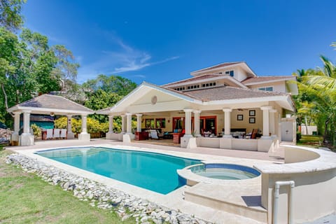 Pool area with outdoor living, 2 alfresco dininigs and non-heated jacuzzi