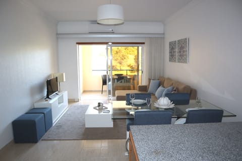 Sala de estar com TV LED e TV por CABO/SATÉLITE.