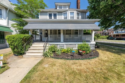 Private entrance with covered porch