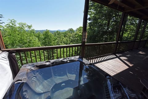 Luxury 4br/3.5ba Blue Ridge cabin rental with Great Views, Hot Tub and Pool Table