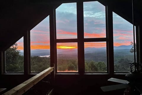 Luxury 4br/3.5ba Blue Ridge cabin rental with Great Views, Hot Tub and Pool Table