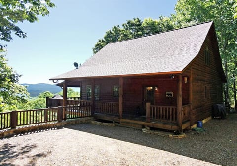 Luxury 4br/3.5ba Blue Ridge cabin rental with Great Views, Hot Tub and Pool Table