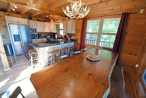 Luxury 4br/3.5ba Blue Ridge cabin rental with Great Views, Hot Tub and Pool Table