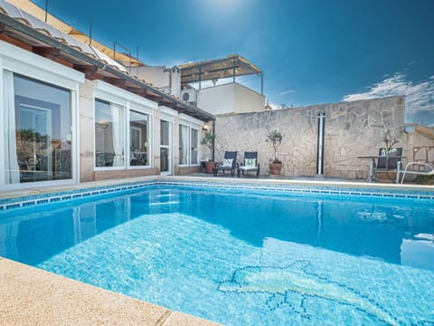 Water, Sky, Plant, Property, Building, Swimming Pool, Blue, Window, Azure, House