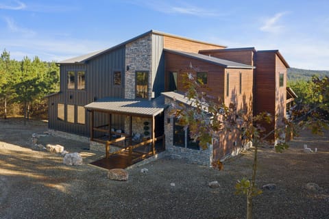 Sky High 'Homa - Luxury cabin that sleeps 23!