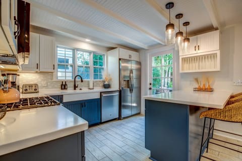 Discover a beautiful kitchen, perfect for preparing your favorite meals with style.