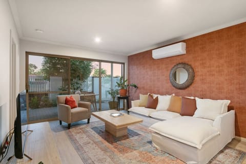 Light-filled living area with direct access to the courtyard
