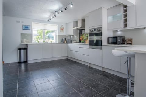 Tucking Mill - 3 Bedroom Holiday Home - Stepaside (10665)