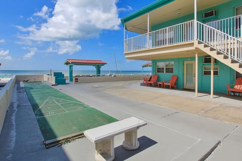 Retro-chic beachfront studio mere steps from sand - grilling area & shuffleboard Apartment in North Redington Beach