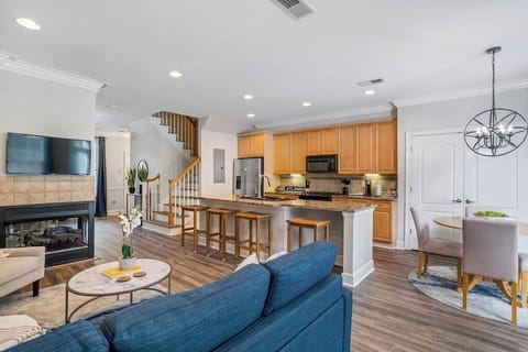 Welcome to Atlanta!

Breathy open kitchen, eating and family/lounge area. 