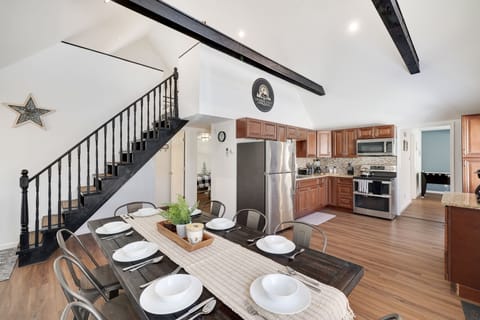 Serve your delicious meals easily at the lovely dining table.