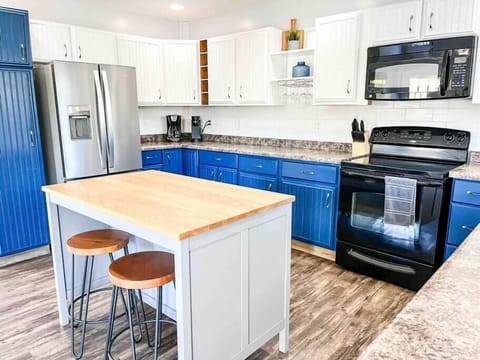Kitchen fully stocked with everything needed to make a meal! Including Olive Oil and basic seasonings! 