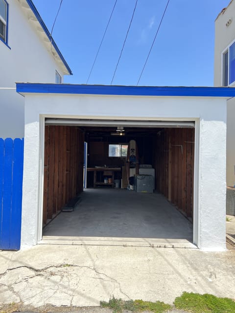 A one car garage us available for you to park.