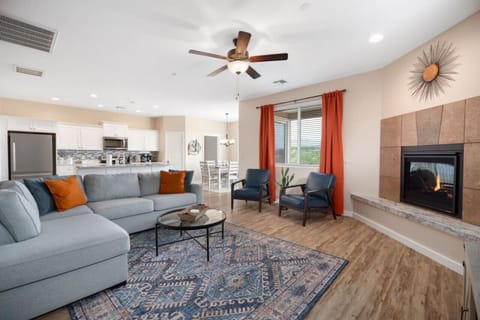 Living Room : Relax with plenty of space for the whole crew