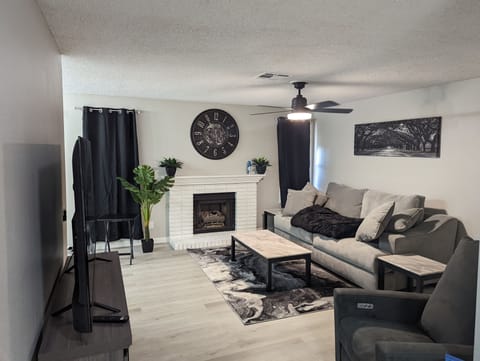 Comfortable Living Room to host guests!