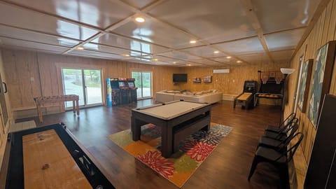 Massive rec room w/ your private arcade, pool/ping pong table and big screen TV!