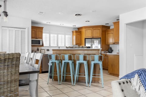 【Living / Dining Area】Additonal Bar top dining