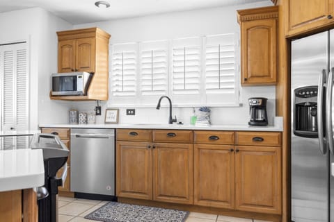 【Living / Dining Area】Stainless steel upgraded appliances