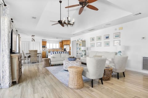 【Living / Dining Area】Huge open concept living / dining area is inviting for all the members in your group