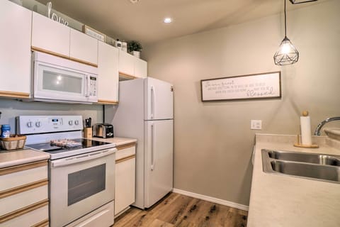 Kitchen | Single-Story Interior | Free WiFi | Ring Doorbell | Towels & Linens