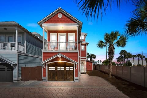 Welcome to Sunburnt Sunset! Single car garage, tons of beach toys, well stocked space