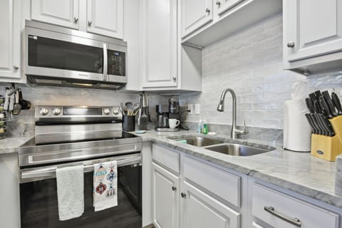 Gorgeous backsplash and quartz countertops
