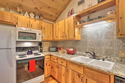 Kitchen | Dishware & Flatware Provided