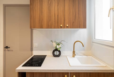 Prepare delicious meals in this modern, fully equipped open kitchen