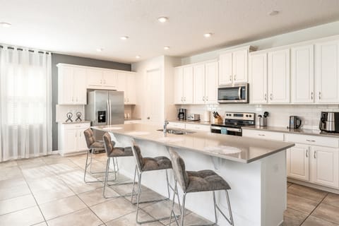 Big Top Villa: A phenomenal kitchen to cook at home plus a breakfast bar at the counter.