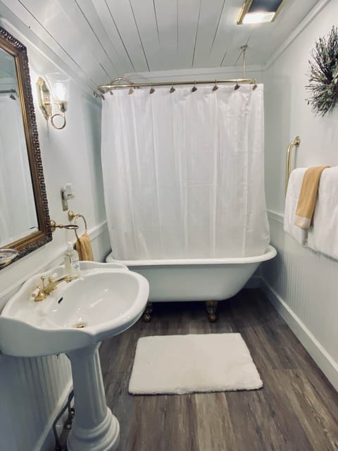 The Shared Bathroom for The Magnolia and The Honey Rooms