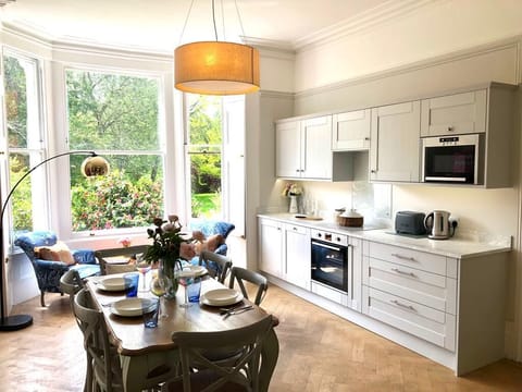 Spacious Light and Open Plan Kitchen Dining 