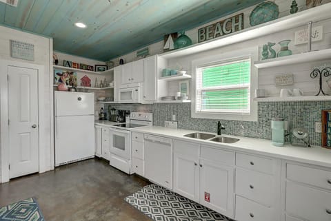 Interior - Well equipped kitchen to cook up the catch of the day!