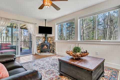 Lovely 1 bed, 1 bath unit with outdoor deck, patio, fire pit, and reservoir view