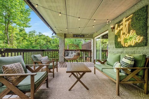 Enjoy the beautiful outdoor deck, surrounded by nature!