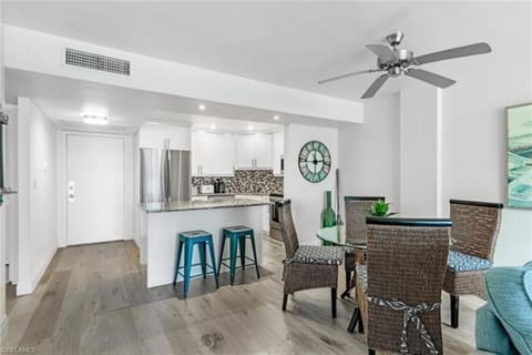 Upscale condo steps from gorgeous Vanderbilt beach Apartment in Vanderbilt Beach