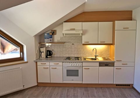 Water, Plant, Building, Daytime, Property, Sky, Swimming Pool, Azure, Tree, Body Of Water